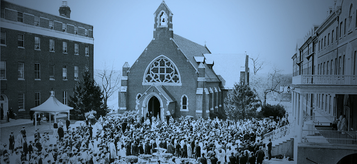 Hiistoric image of students, faculty and staff gathered around Dahlgren Chapel.