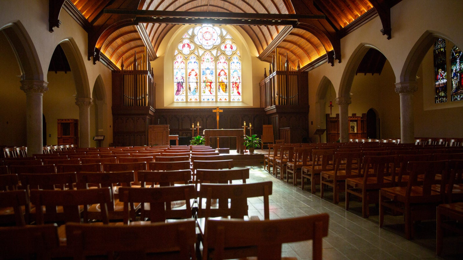 Rows of pews inside of Georgetown&#039;s Dahlgren Chapel.