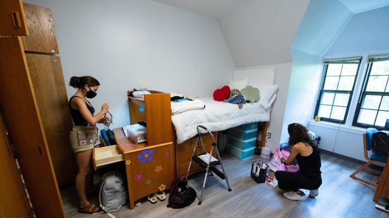 Student and her mom unpack in Copley Hall