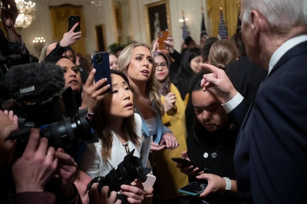 Photo of President Biden and Angela Perez (C'20) at a press briefing