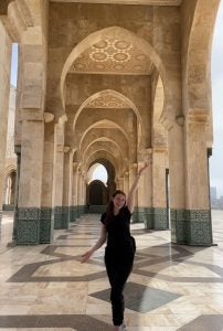 Hardy debout à la Mosquée Hassan II au Maroc.