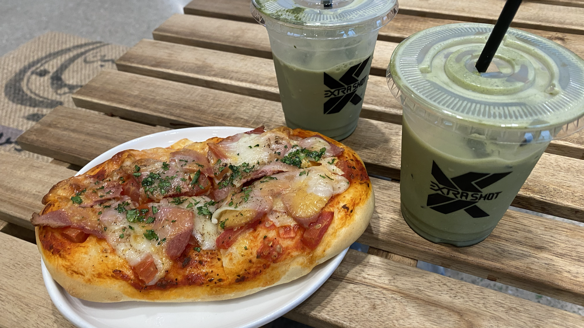 Mini pizza on a table with two drinks