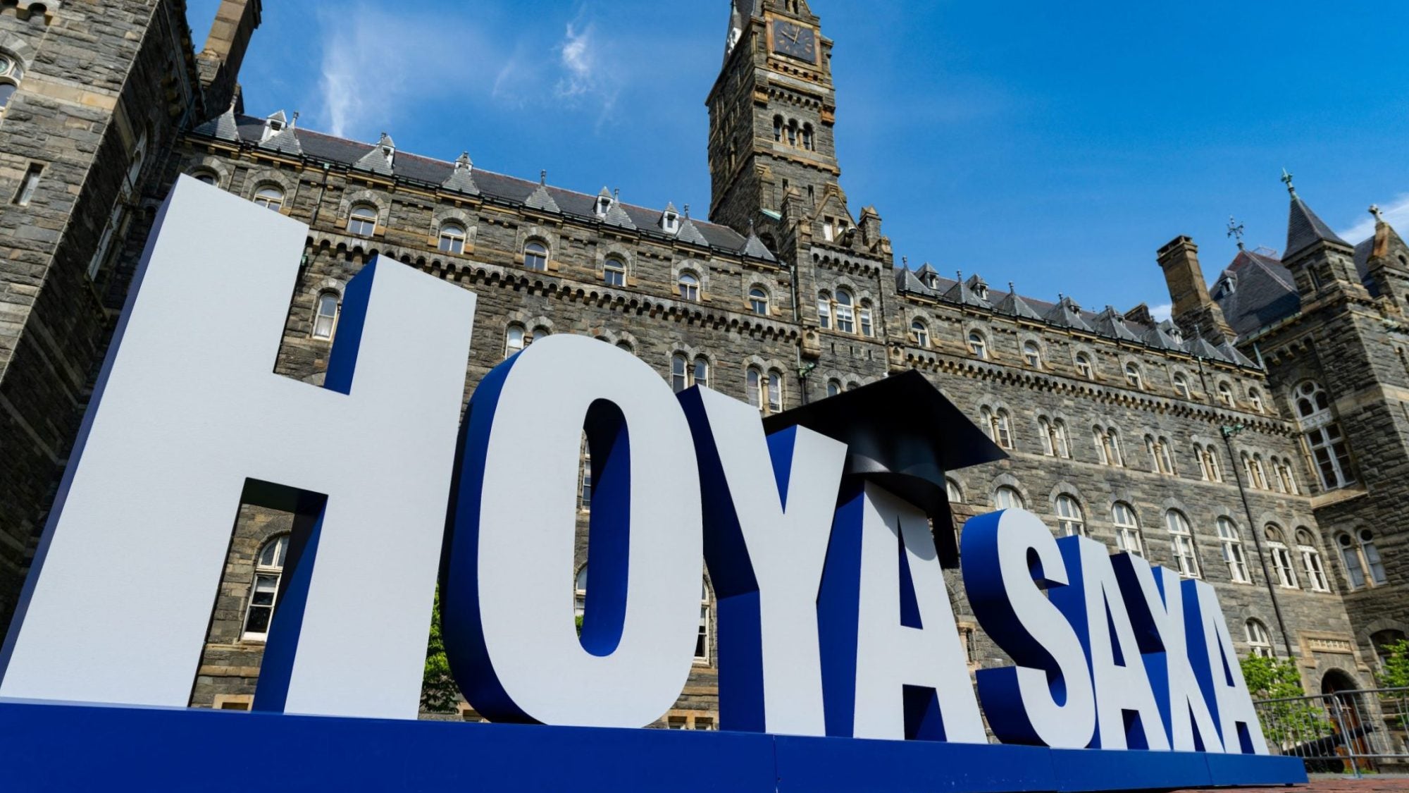 Hoya Saxa sign on Healy Lawn