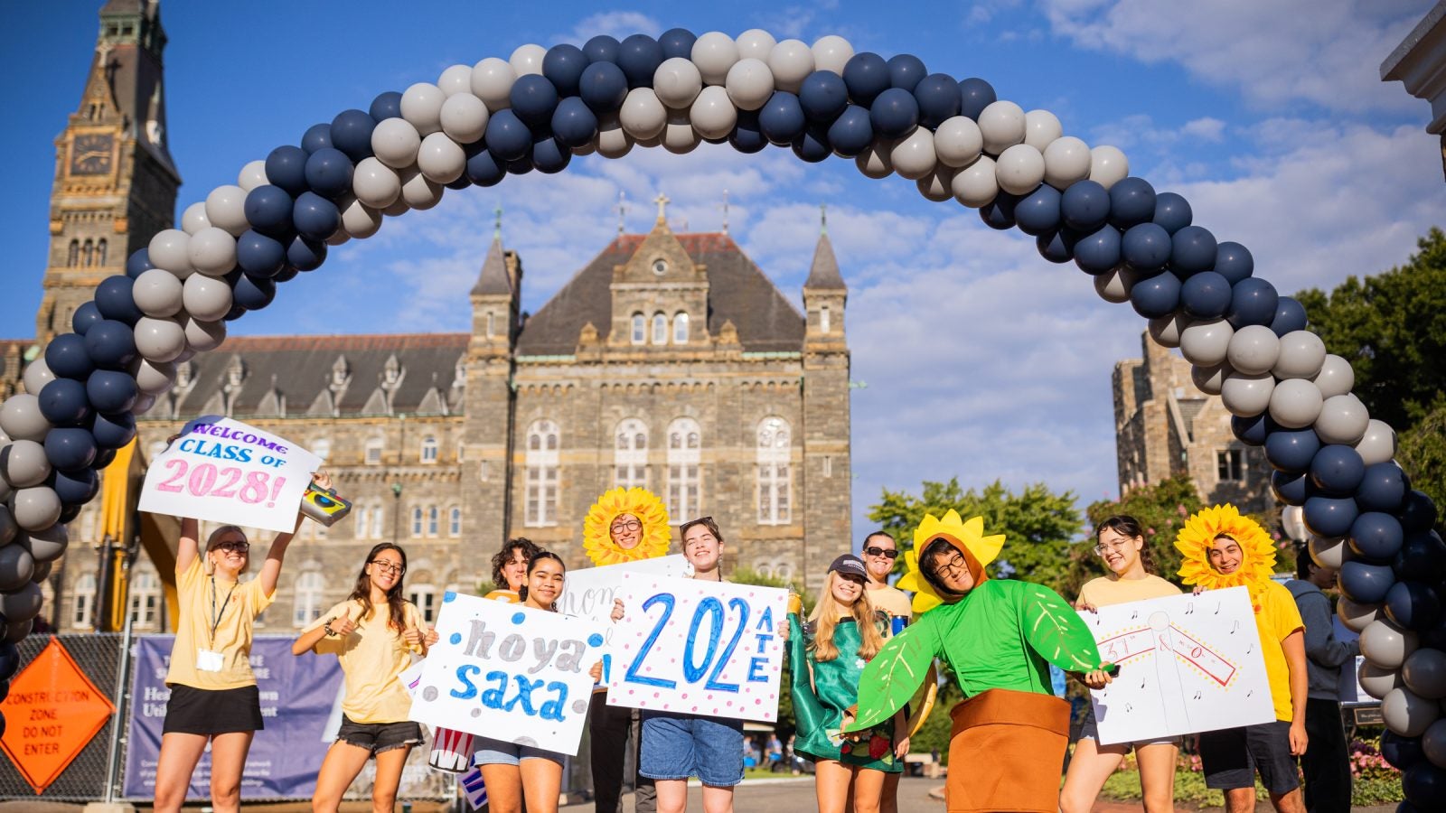Students with welcome signs at the entrance of Georgetown