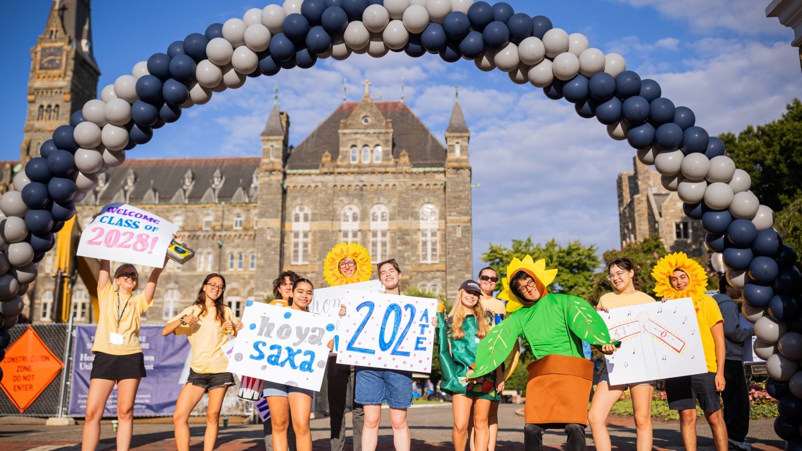 Students with welcome signs at the entrance of Georgetown