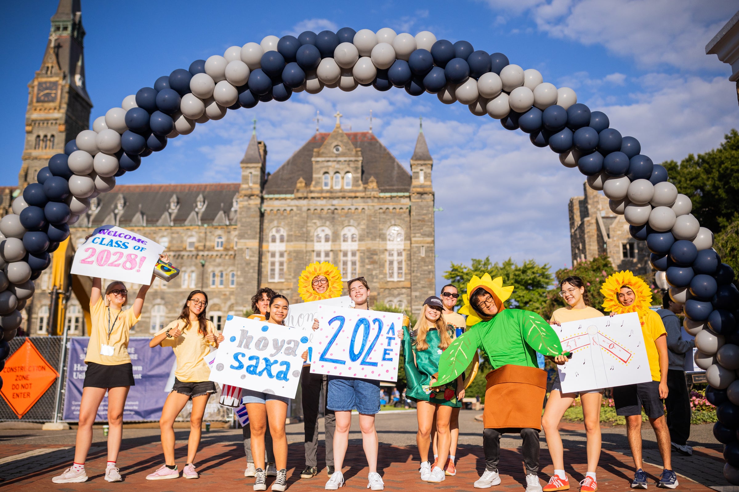 Students with welcome signs at the entrance of Georgetown