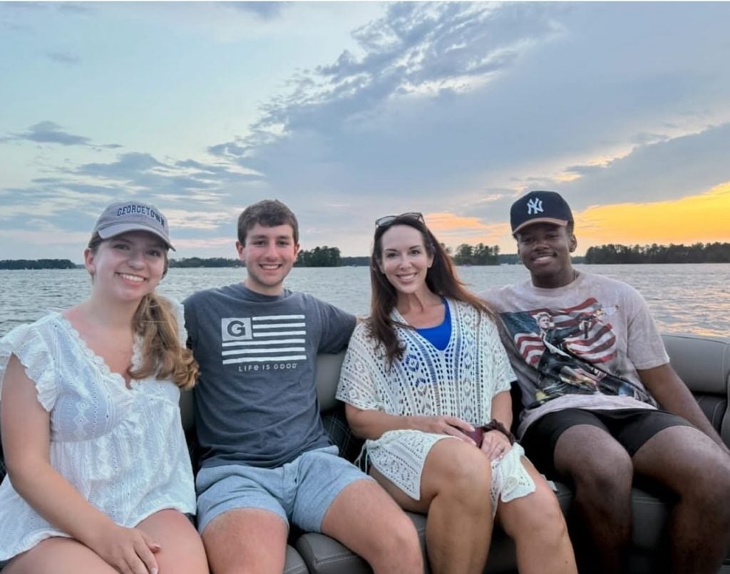 Cuatro personas vestidas casualmente en botes alrededor del lago Sunset