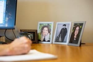 Escritorio con tres marcos infantiles.