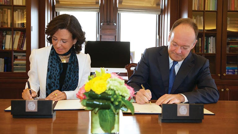 Santander's Ana Botín signs the partnership agreement with President John J. DeGioia